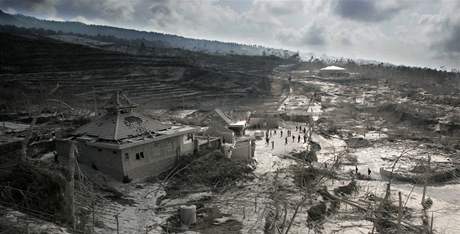 Indonsk vesnice Kinahredo po erupci vulknu Mount Merapi. (27. jna 2010)