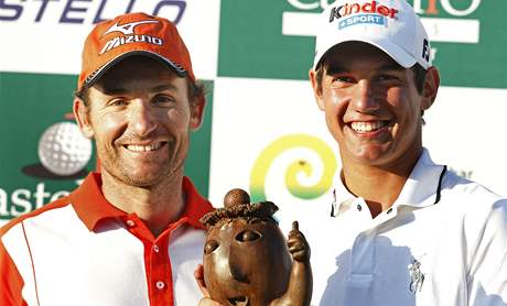 Ignacio Garrido (vlevo) a Matteo Manassero, druh a prvn na Castell Masters 2010.