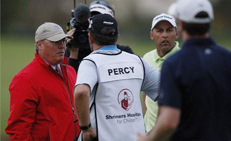 Rozhod John Mutch (vlevo), hri a kedci diskutuj, zda je dost svtla, aby play-off Justin Timberlake Shriners Hospitals for Children Open pokraovalo i na tvrt jamce.