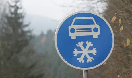 Znaka pikazující zimní výbavu vozu stojí letos na dálnici D1 u u obce Miroovice.