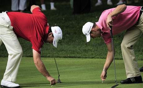 Graeme McDowell (vlevo) a Martin Kaymer pi druhm kole Andaluca Masters.