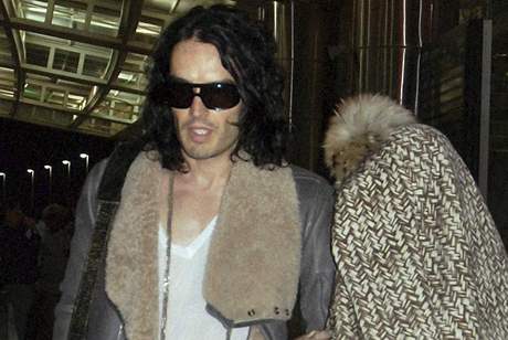 Russel Brand a Katy Perry se nenechali vyfotit ani na letiti