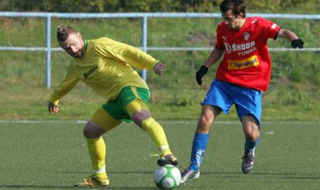 Fotbalisté 1. FC Karlovy Vary podlehli doma béku Viktorie Plze 0:6. Marian Geo (vlevo) bojuje s Davidem típkem. 