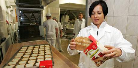 Libue Jaroová z karlovarské pekárny Trend balí Karlovarské suchary.