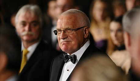 Prezident Václav Klaus pichází na slavnostní ceremoniál.