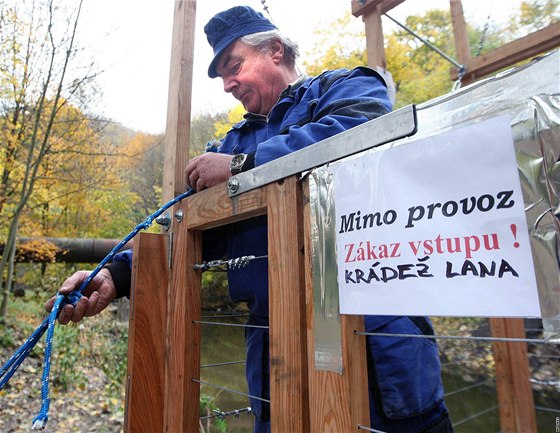 Zbrusu novému transbordéru pes Luickou Nisu v Chrastav ji chybí lana i kladky.