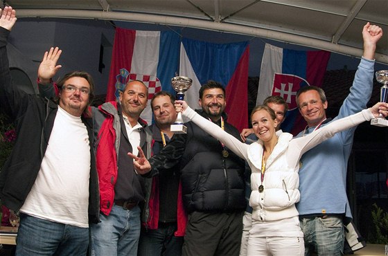 Vítzný tým Marcela Mourka (uprosted) z esko-slovenského ampionátu sériových jachet na chorvatském Jadranu