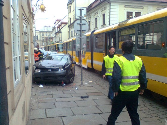 Sráka auta s tramvají u plzeského námstí Republiky zablokovala v pondlí v poledne provoz na tramvajové lince íslo 1