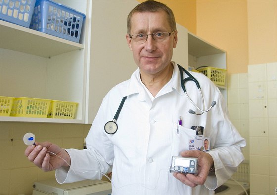 Vedoucí léka diabetologického centra FN v Plzni Zdenk Ruavý ukazuje pístroj pro diabetiky, tzv. kontinuální monitor glykémie
