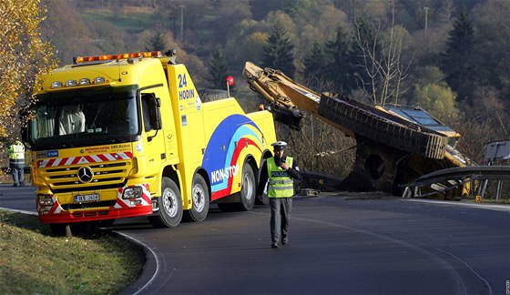 Záchranái vyproují pevrácený bagr u Stráe nad Ohí