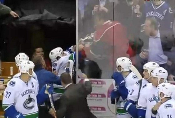 Rick Rypien z Vancouveru práv napadl fanouka Minnesoty