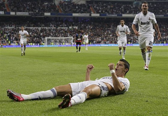 LEÍCÍ STELEC. Cristiano Ronaldo z Realu Madrid vlee slaví branku do sít Santanderu.