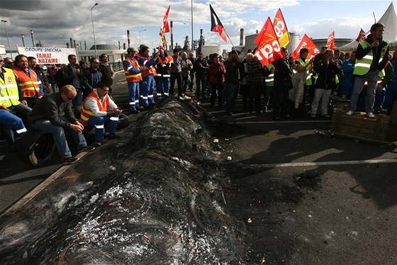 Stávkující proti dchodové reform blokují pístup do jedné z rafinérií v Donges (20. íjna 2010)