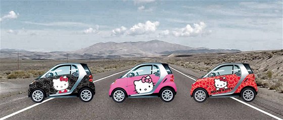 Automobil Smart v barvách Hello Kitty.