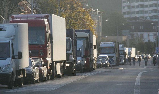 Auta u ve stedu mla jezdit z Náchoda na tahu do Polska kyvadlov jen jedním pruhem, ale termín se posouvá a na zaátek pítího týdne.