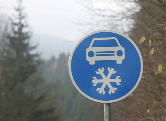 Znaka pikazující zimní výbavu vozu stojí letos na dálnici D1 u u obce Miroovice.