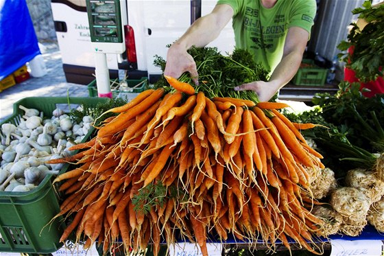 Prodejci nabídnou na hradeckých farmáských trzích regionální zeleninu, ovoce i burák. (Ilustraní snímek)