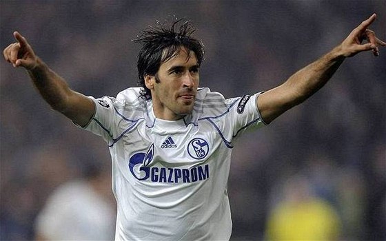 OSLAVA. Raúl ze Schalke oslavuje svj vstelený gól do sít Hapoelu Tel Aviv