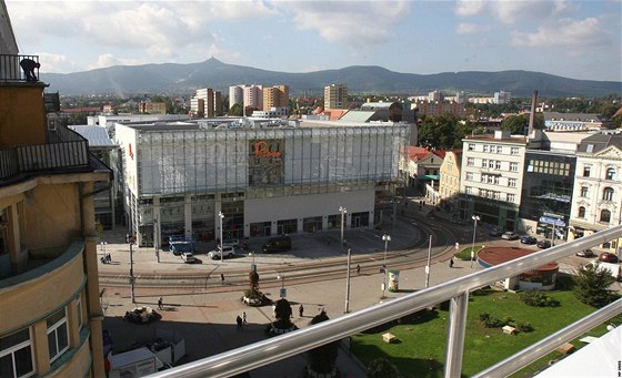 Liberecké Soukenné námstí, u kterého stojí obchodní centrum Forum.