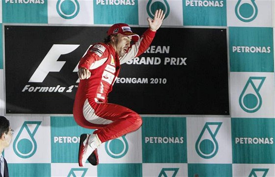 Oslavný skok Fernanda Alonsa po triumfu v korejské Velké cen.