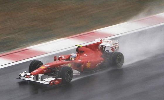 Fernando Alonso s Ferrari uhání vstíc vítzství v korejské Velké cen. 