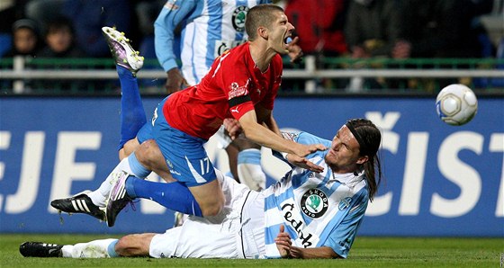 Strhující podívanou od zaátku a do konce pinesl zápas Mladá Boleslav - Plze 4:3; na snímku plzeský Rezek padá pes domácího Rolka