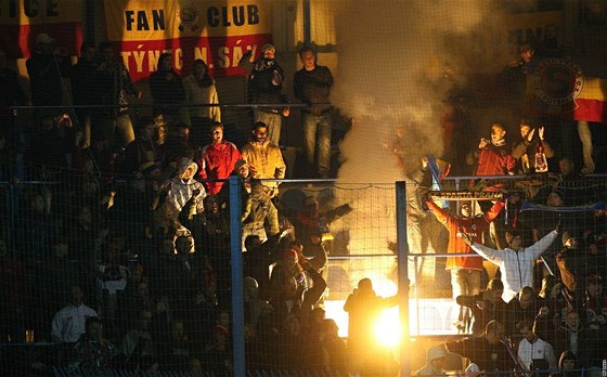 SPARANTÍ FANDOVÉ. Fotbalisté Sparty zapálili pi zápase v Liberci ve svém sektoru bengálské ohn.