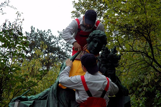 Novou svítiv oranovou koili dostal i Karel Hynek Mácha na praském Petín.