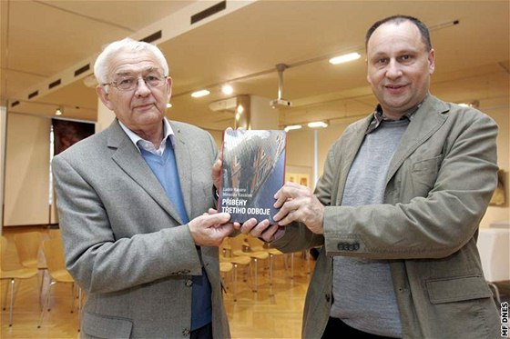 Autoi knihy Píbhy tetího odboje zleva Miroslav Kasáek a reportér MF DNES Ludk Navara.