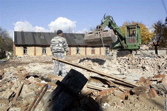 Demolice dlnické kolonie ve kolní ulici v Holeov, kde bydleli neplatii a Romové.