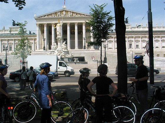 Víde, cyklisté ped vídeským parlamentem