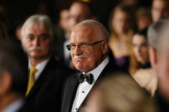 Prezident Václav Klaus pichází na slavnostní ceremoniál.