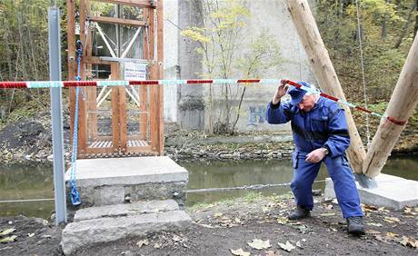 Zbrusu novmu transbordru pes Smdou v Chrastav ji chyb lana i kladky.