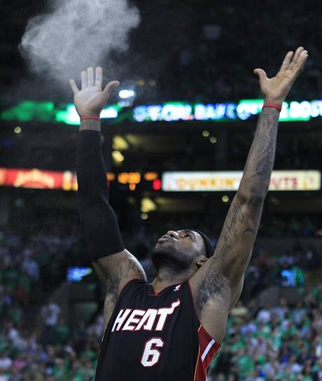 LeBron James ped svou oficiln premirou v dresu Miami Heat