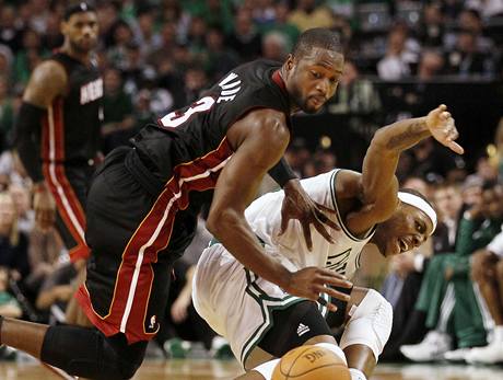 Dwyane Wade z Miami Heat obchz padajho Paula Pierce z Bostonu Celtics