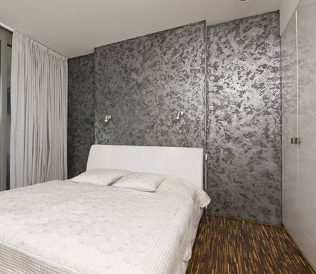 Stna za elem postele je ve stbrn hlazen strkov omtce s kavernovitmi strukturlnmi efekty Granite