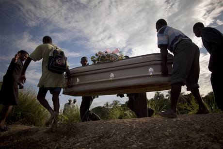 Pozstal odn rakev se svm pbuznm, kter na Haiti zemel na choleru