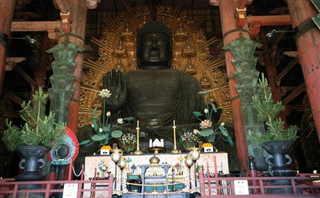 Japonsko, Nara. 16 metr vysok socha Buddhy