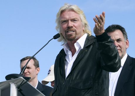 Miliard Richard Branson v, e vesmrn turist vzltnou z novho kosmodromu v ptch 18 mscch.