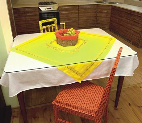 Jednoduchost i výrazné barvy. Tady by designéři měli radost, majitelé se nebáli dát ke stolu každou židli v jiné barvě Jednoduchost i výrazné barvy. Tady by designéři měli radost, majitelé se nebáli dát ke stolu každou židli v jiné barvě