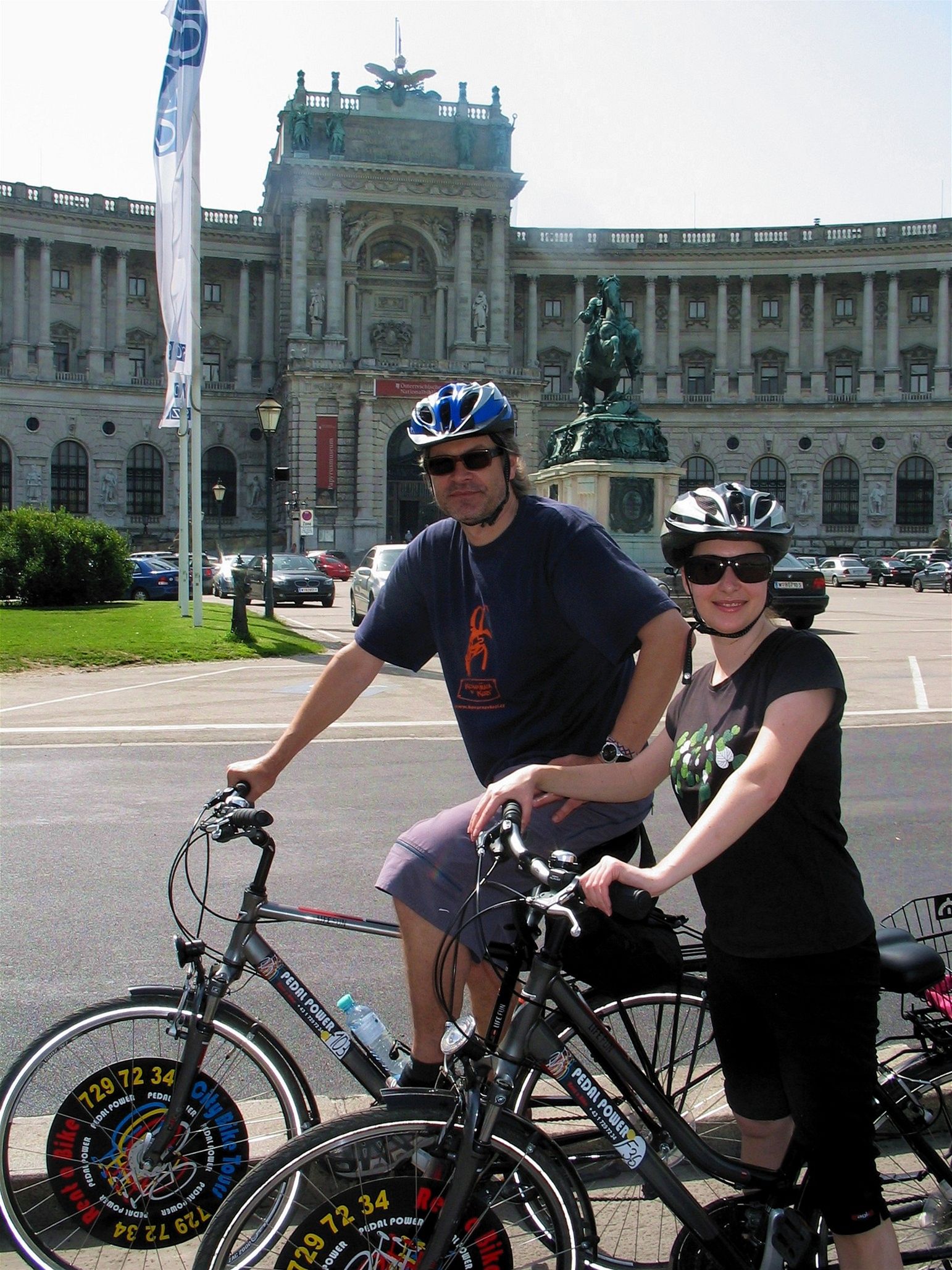 Víde, cyklisté u Hofburgu