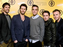 Jason Orange, Howard Donald, Robbie Williams, Mark Owen a Gary Barlow oznmili spolen turn Take That (Londn, 26. jna 2010)
