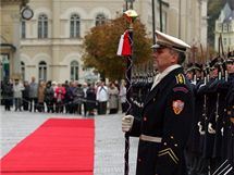 Hradn str nacviovala na Mlnsk kolond uvtac ceremonil a vojenskou pehldku pro prezidenty Visegrdsk tyky, kte se v Karlovch Varech sejdou 5. a 6. listopadu.