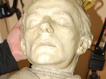 Posmrtn maska vraha Josefa Kolinskho, kterou zhotovil patolog A. Billich