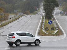 typroud silnice do Sluovic, kterou kvli nvtv Michaila Gorbaova postavilo JZD Sluovice.