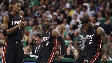 HVĚZDY Z MIAMI. Chris Bosh, Dwyane Wade a LeBron James při time-outu. HVĚZDY Z MIAMI. Chris Bosh, Dwyane Wade a LeBron James při time-outu.