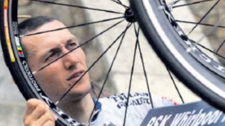 Cyklista René Andrle startoval na všech slavných závodech světa, nyní je v cyklistické penzi. Cyklista René Andrle startoval na všech slavných závodech světa, nyní je v cyklistické penzi.