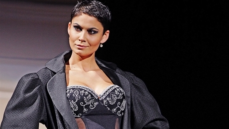 Kolekce Jiina Tauchmanová - "casual" móda a spodní prádlo, podzim/zima 2010, modelka Vlaka Erbová