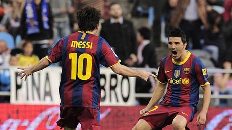 GÓLOVÁ RADOST. Lionel Messi z Barcelony slaví se spoluhráem Davidem Villou branku v síti Zaragozy.