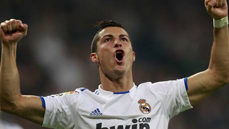 KANONÁDA. Cristiano Ronaldo v utkání se Santanderem zazáil a rozhodující mrou se podílel na vítzství Realu Madrid. 